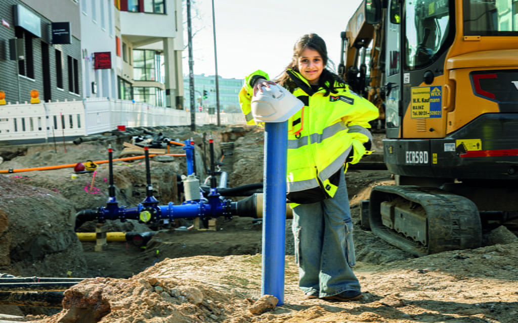 Kind auf einer Baustelle der Mainzer Stadtwerke