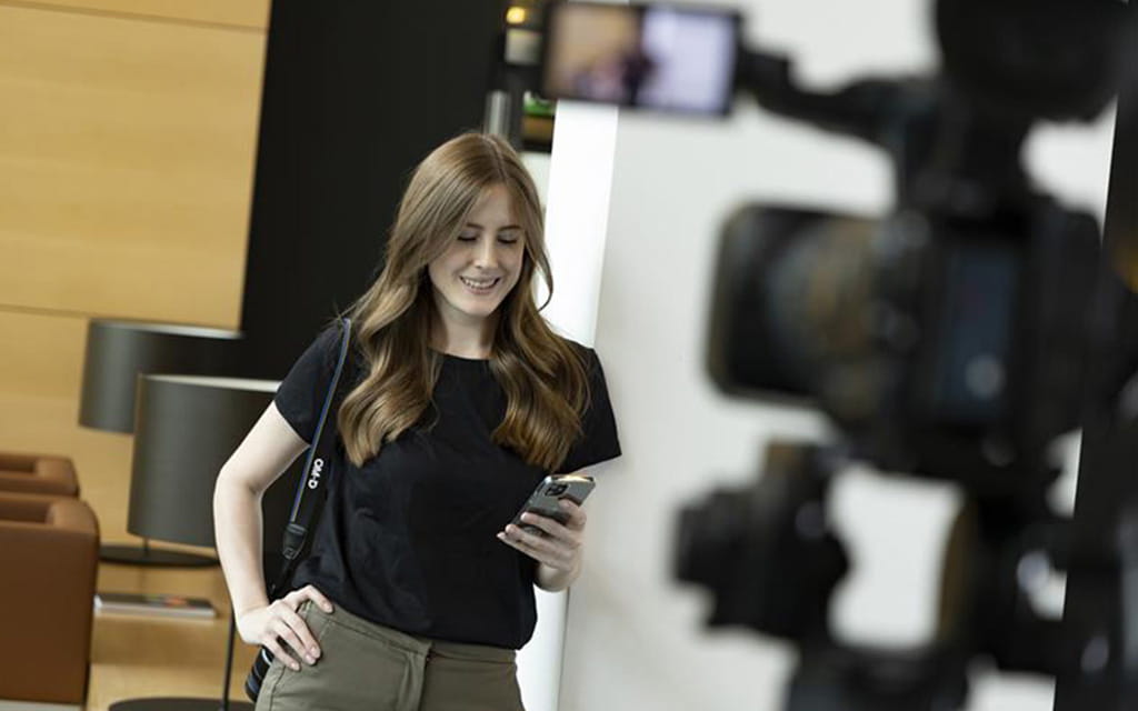 Frau stehend vor der Kamera