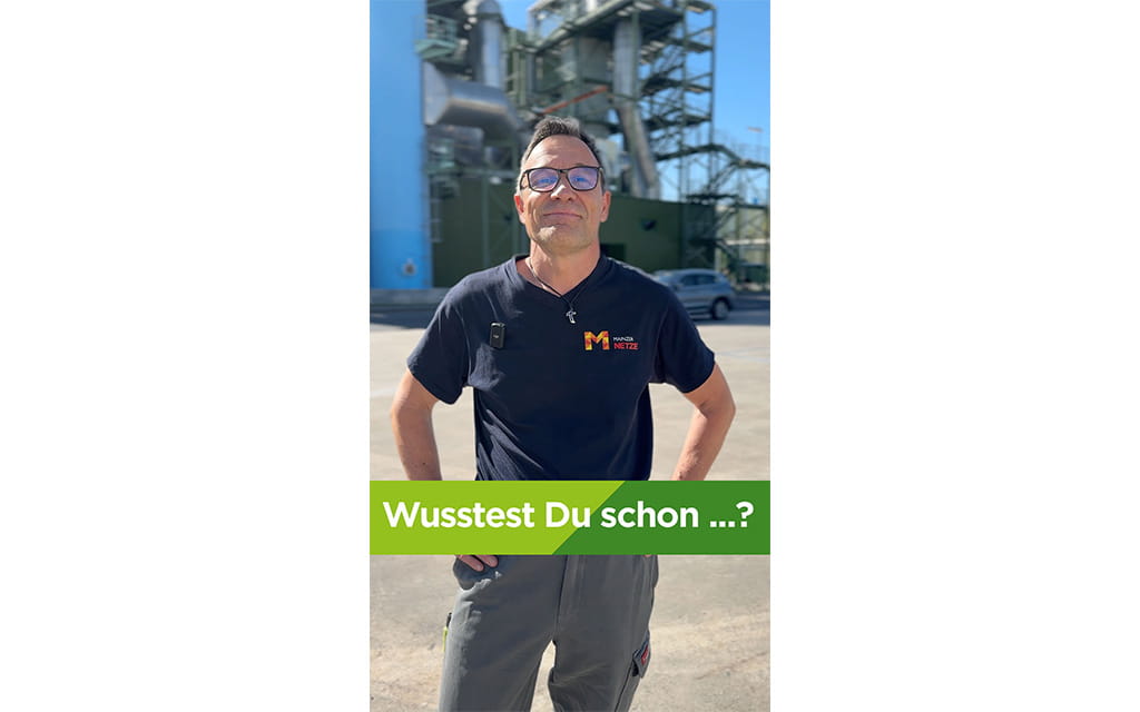 Mann vor dem Müllheizkraftwerk