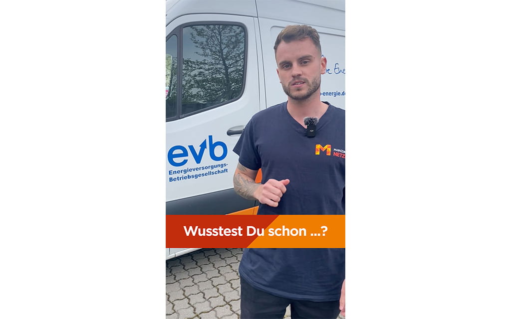 Mann vor einem EVB Auto