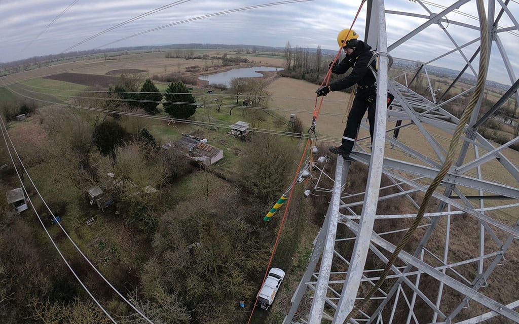 Windräder an Hochspannungsmasten
