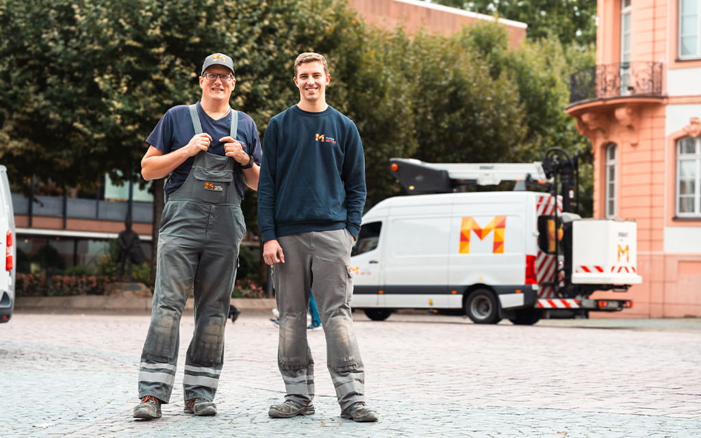 Zwei Männer von den Netzen am Schillerplatz