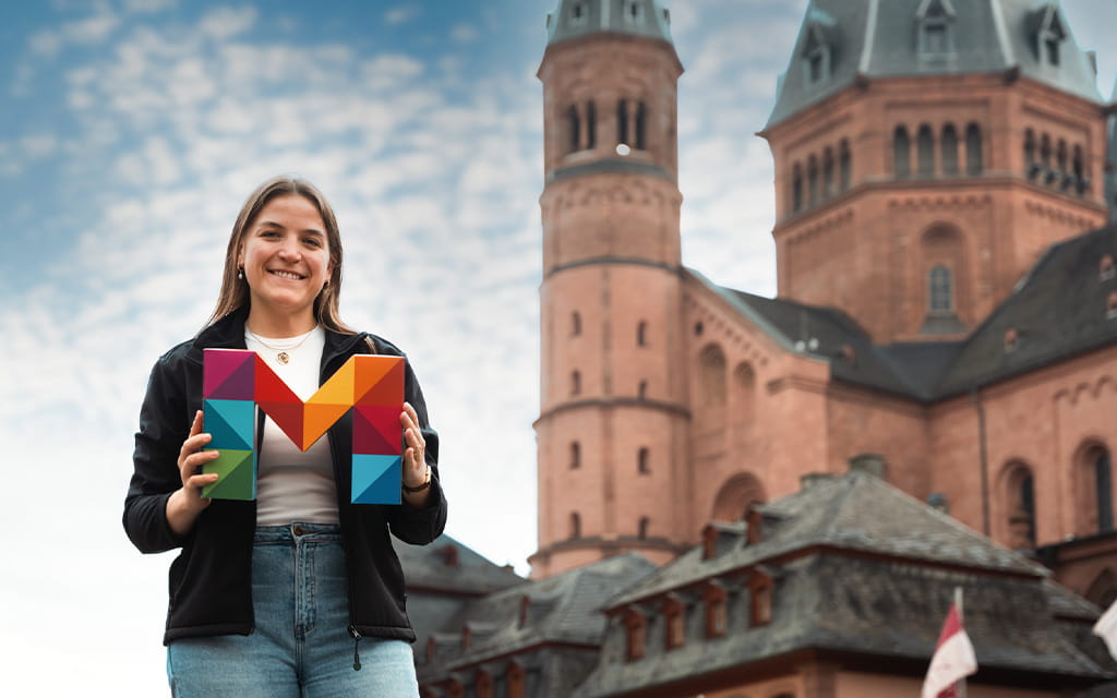 Frau vor dem Mainzer Dom